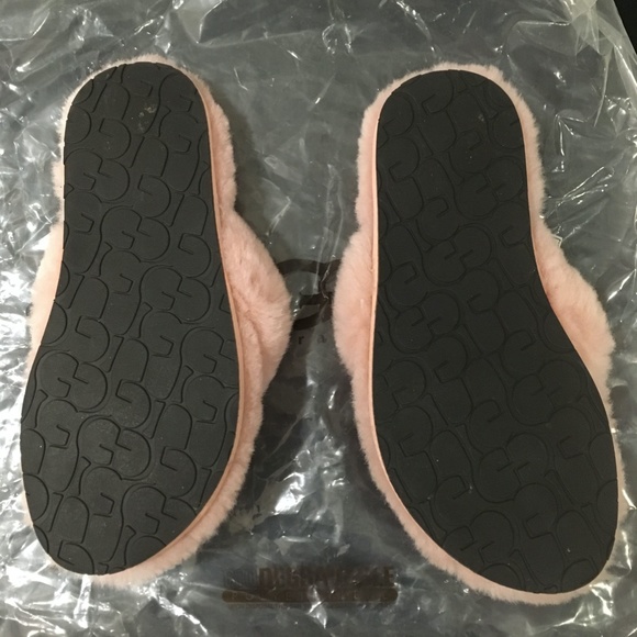 UGG Girl's Pink Sheepskin Thong Slippers Size 1 - New - Picture 3 of 6